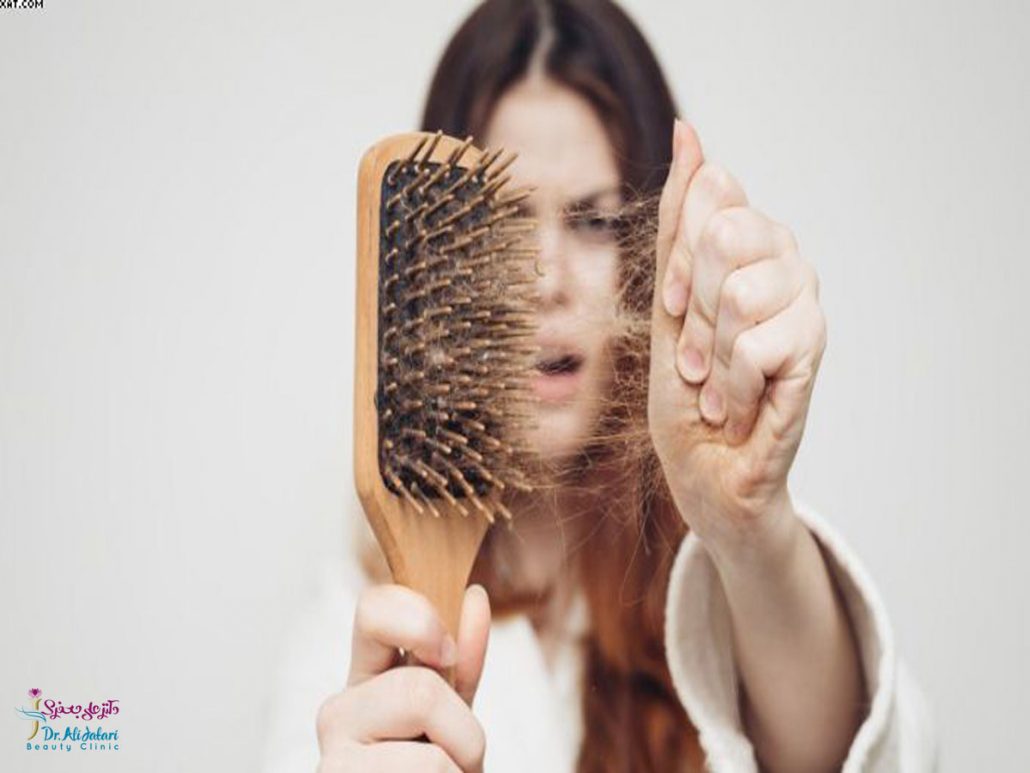 ریزش مو طبیعی چگونه است؟ آنچه باید از ریزش مو بدانید.